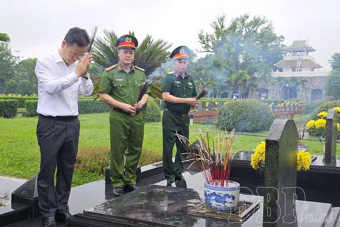 Thành viên đoàn công tác Tỉnh ủy Lào Cai thắp hương tri ân các Anh hùng liệt sĩ tại Nghĩa trang Liệt sĩ Quốc gia A1.