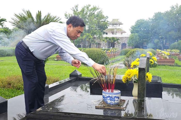 Đồng chí Hoàng Giang, Phó Bí thư Thường trực Tỉnh ủy, Chủ tịch HĐND tỉnh Lào Cai thắp hương trên phần mộ liệt sĩ tại Nghĩa trang Liệt sĩ Quốc gia A1.
