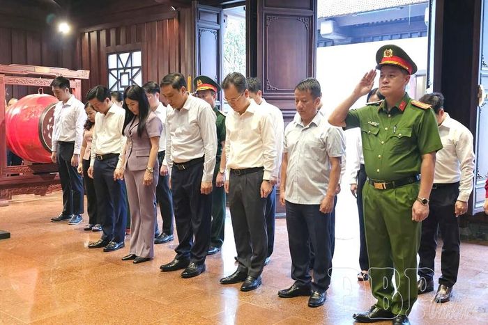 Đoàn đại biểu dành phút mặc niệm tưởng nhớ các Anh hùng liệt sĩ.