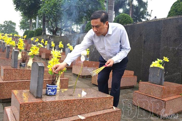 Đồng chí Hoàng Giang, Phó Bí thư Thường trực Tỉnh ủy, Chủ tịch HĐND tỉnh Lào Cai thắp hương trên phần mộ liệt sĩ tại Nghĩa trang Liệt sĩ Tông Khao.