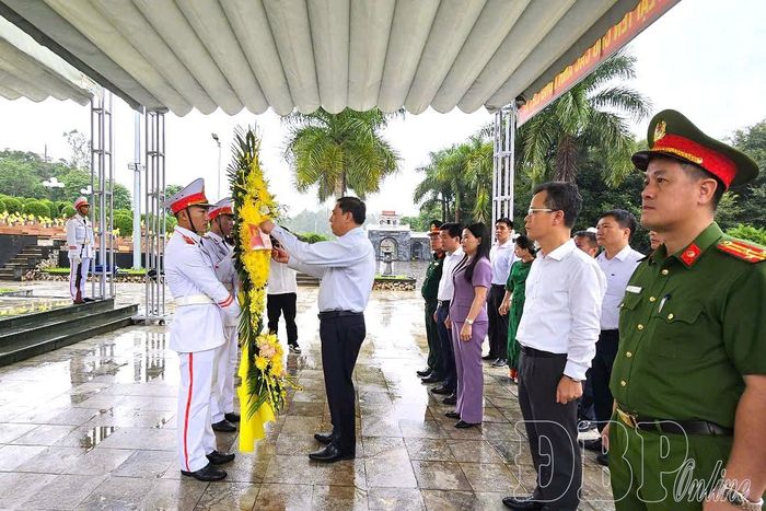 Đồng chí Hoàng Giang, Phó Bí thư Thường trực Tỉnh ủy, Chủ tịch HĐND tỉnh Lào Cai chỉnh vòng hoa viếng các Anh hùng liệt sỹ tại Nghĩa trang Liệt sĩ Tông Khao.