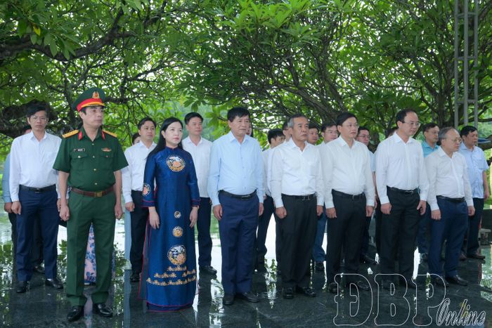 Các đại biểu viếng Nghĩa trang Liệt sĩ quốc gia A1.