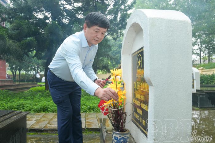 Đồng chí Lê Thành Đô, Phó Bí thư Thường trực Tỉnh ủy, Chủ tịch HĐND tỉnh dâng hương lên phần mộ các liệt sĩ đang yên nghỉ tại Nghĩa trang liệt sĩ ngành Giao thông vận tải B142.