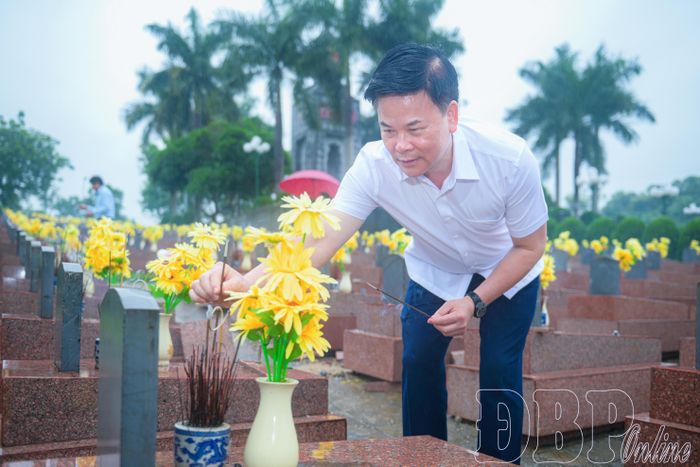 Đại biểu dâng hương lên phần mộ các liệt sĩ tại Nghĩa trang Liệt sĩ Tông Khao.