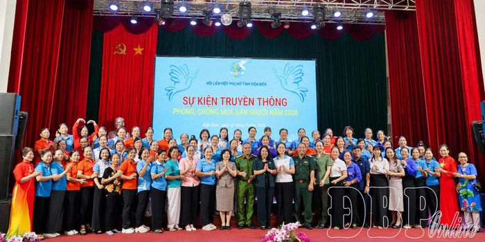 Các đại biểu chụp ảnh lưu niệm tại sự kiện truyền thông phòng, chống mua bán người năm 2026.