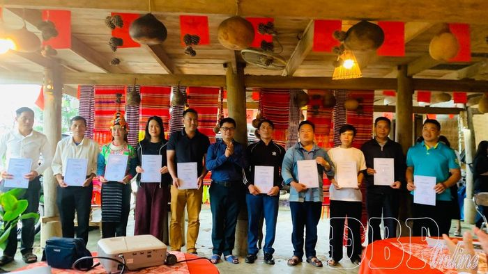 Lãnh đạo xã Mường Phăng trao chứng nhận hoàn thành khóa tập huấn cho học viên.