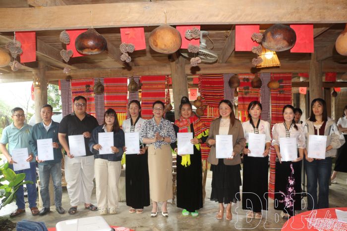 Lãnh đạo Sở Văn hóa, Thể thao và Du lịch trao Giấy chứng nhận hoàn thành khóa tập huấn cho các học viên.