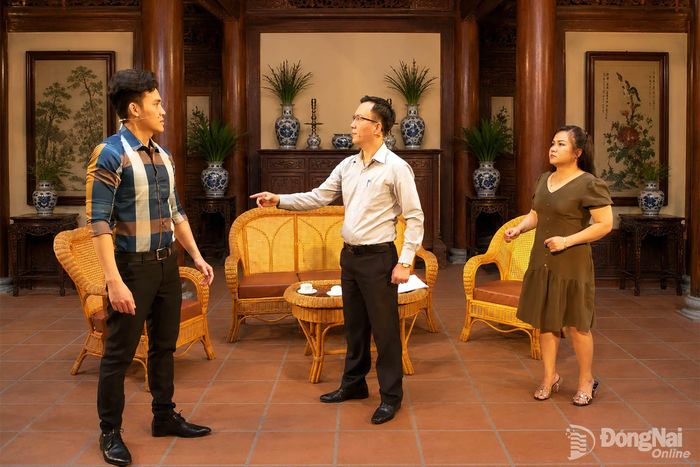 Nghệ sĩ, diễn viên Nhà hát Nghệ thuật Đồng Nai biểu diễn kịch ngắn Gửi trọn niềm tin, kịch bản và đạo diễn Nghệ sĩ Ưu tú Trần Đức Sìn.
