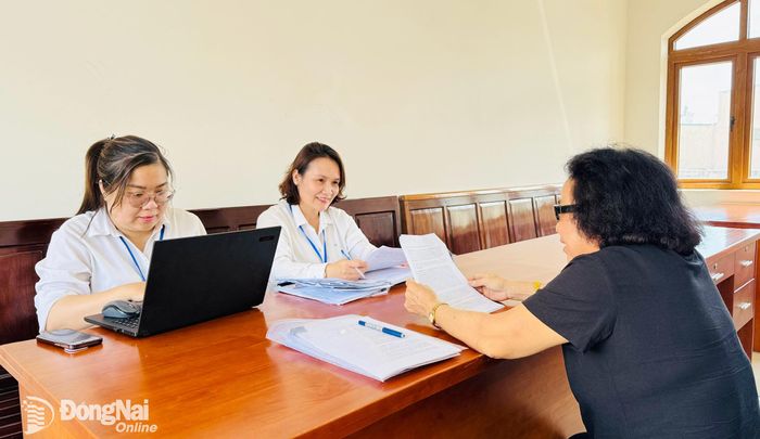 Thẩm phán Tòa án nhân dân thành phố Đồng Nai (thứ 2, từ trái qua) tiếp đương sự trong vụ án dân sự.