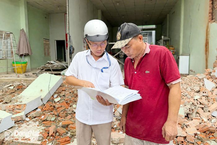 Cán bộ xây dựng phường Trảng Dài vận động một người dân bàn giao mặt bằng triển khai dự án đường Nguyễn Thái Học.