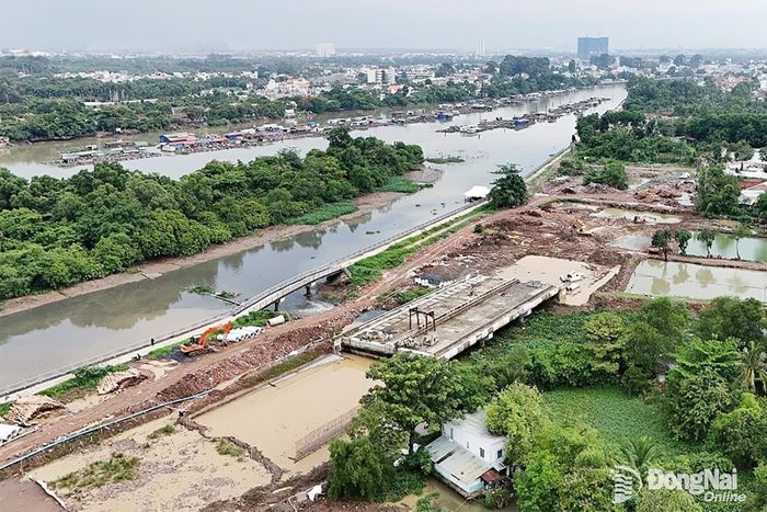 Thi công Dự án Đường ven sông Cái trên địa bàn phường Trấn Biên, thành phố Đồng Nai. Ảnh: Phạm Tùng