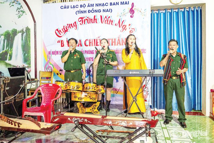 Nhạc sĩ Vũ Quang Vượng (bìa trái) thường xuyên tổ chức các chương trình âm nhạc tạo sân chơi cho các thành viên.