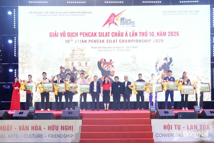 Ban tổ chức trao kỷ niệm chương và quà lưu niệm cho các đoàn tham dự. Ảnh: Thủy Tiên
