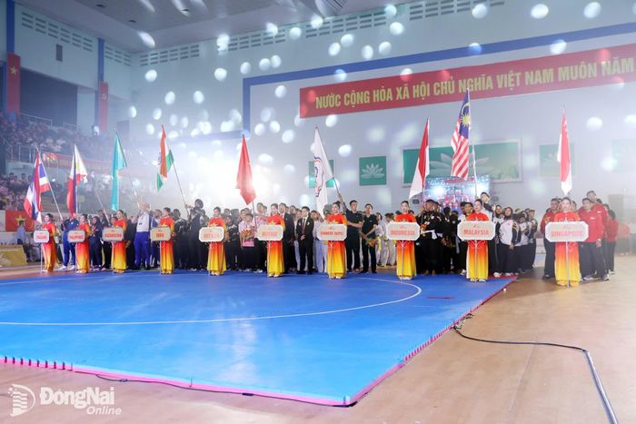 Các đoàn vận động viên và đội ngũ trọng tài tham dự lễ khai mạc Giải vô địch Pencak Silat châu Á năm 2026. Ảnh: Thủy Tiên