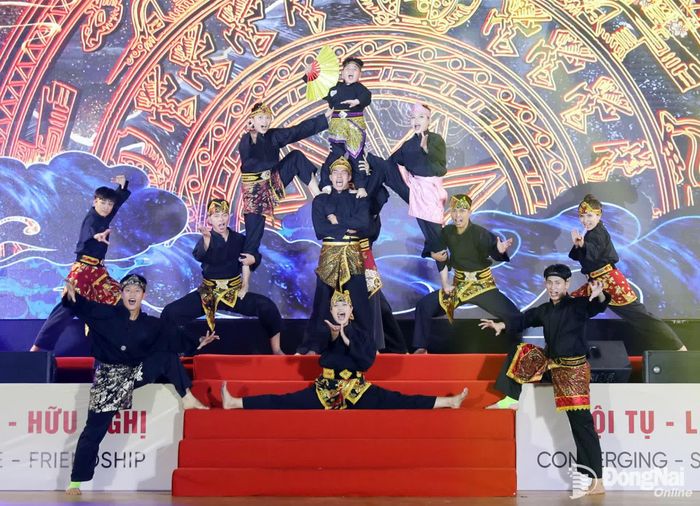 Tiết mục võ nhạc Pencak Silat góp phần tạo không khí sôi động tại lễ khai mạc. Ảnh: Thủy Tiên