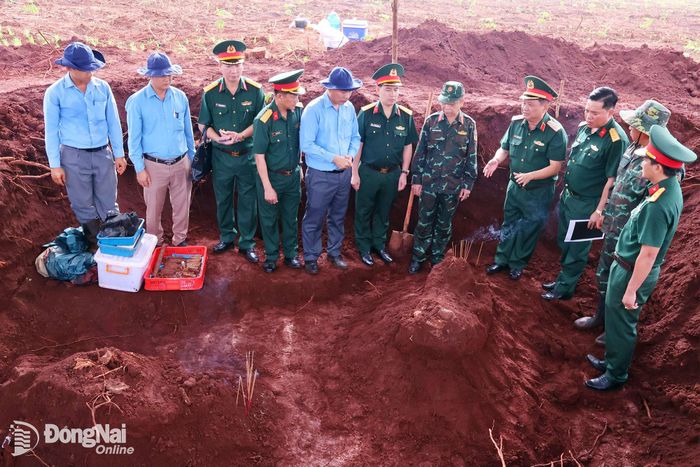 Thủ trưởng Quân khu 7 và Bộ Chỉ huy Quân sự thành phố Đồng Nai kiểm tra khu vực nghi có hài cốt liệt sĩ. Ảnh: Nguyệt Hà