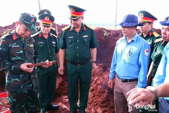 Đại tá Nguyễn Thanh Phong, Thành ủy viên, Phó Bí thư Thường trực Đảng ủy Quân sự, Chính ủy Bộ Chỉ huy Quân sự thành phố, Phó Trưởng ban Thường trực Ban Chỉ đạo 515 thành phố Đồng Nai kiểm tra các di vật tại khu vực nghi có hài cốt liệt sĩ. Ảnh: Nguyệt Hà