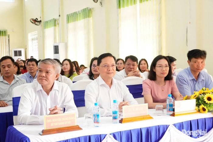 Các đại biểu tham dự chương trình. Ảnh: Bá Lợi