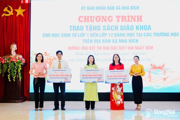 UBND xã Nha Bích trao tặng số sách giáo khoa cho các trường học trên địa bàn xã. Ảnh: Bá Lợi
