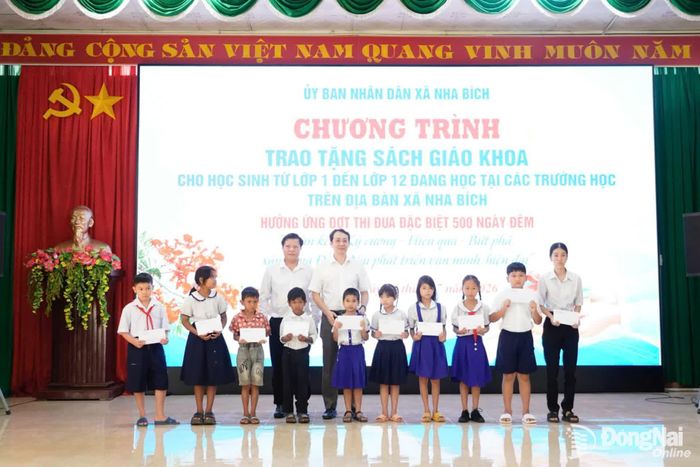 Trao tặng học bổng cho các em học sinh tại chương trình. Ảnh: Bá Lợi