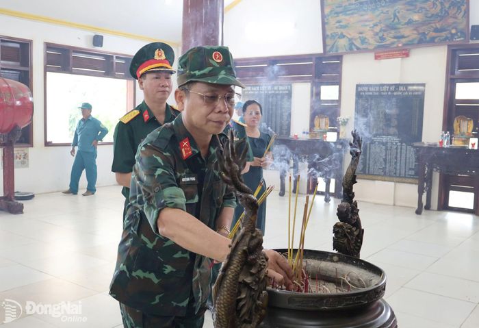 Đại tá Nguyễn Thanh Phong, Thành ủy viên, Chính ủy Bộ Chỉ huy Quân sự thành phố, Phó Trưởng ban Thường trực Ban Chỉ đạo Tìm kiếm, quy tập, xác minh danh tính hài cốt liệt sĩ thành phố Đồng Nai dâng hương tưởng niệm liệt sĩ. Ảnh: Nguyệt Hà