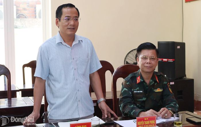 Lãnh đạo xã Minh Đức báo cáo công tác chuẩn bị hỗ trợ các lực lượng tìm kiếm. Ảnh: Nguyệt Hà