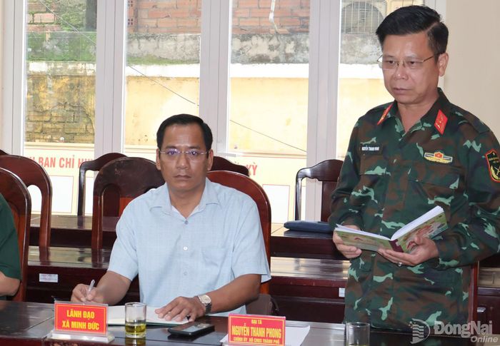 Đại tá Nguyễn Thanh Phong, Thành ủy viên, Chính ủy Bộ Chỉ huy Quân sự thành phố, Phó Trưởng ban Thường trực Ban Chỉ đạo Tìm kiếm, quy tập, xác minh danh tính hài cốt liệt sĩ thành phố Đồng Nai trao đổi tại buổi làm việc. Ảnh: Nguyệt Hà