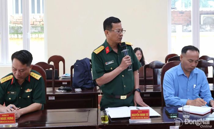 Đại diện Ban Chỉ huy Phòng thủ khu vực 4 - Bình Long báo cáo tình hình chuẩn bị cho buổi lễ. Ảnh: Nguyệt Hà