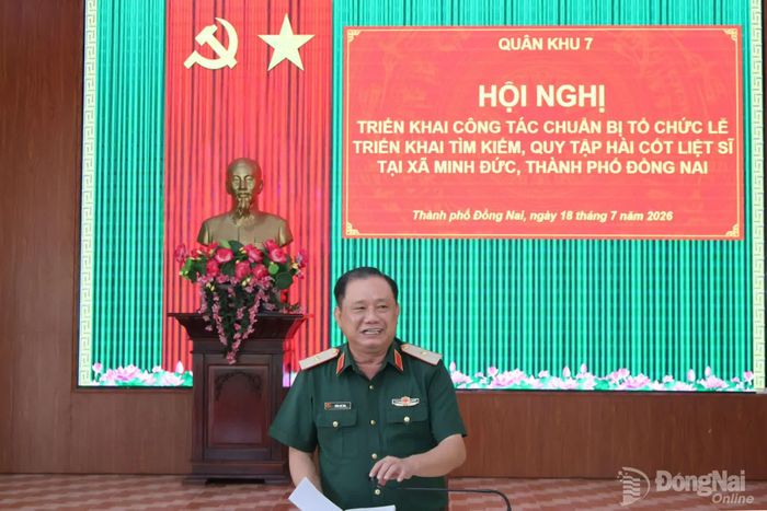Thiếu tướng Trần Chí Tâm, Ủy viên Ban Thường vụ Đảng ủy, Phó Chính ủy, Trưởng ban Chỉ đạo Tìm kiếm, quy tập, xác định danh tính hài cốt liệt sĩ Quân khu 7 quán triệt các nhiệm vụ tại buổi làm việc. Ảnh: Nguyệt Hà