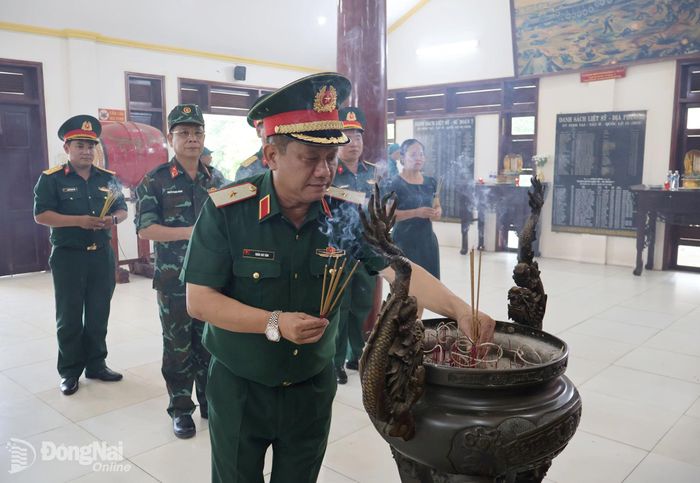 Thiếu tướng Trần Chí Tâm, Ủy viên Ban Thường vụ Đảng ủy, Phó Chính ủy, Trưởng ban Chỉ đạo Tìm kiếm, quy tập, xác định danh tính hài cốt liệt sĩ Quân khu 7 dâng hương viếng anh linh Chủ tịch Hồ Chí Minh và các anh hùng liệt sĩ tại Di tích lịch sử quốc gia Chốt chặn Tàu Ô - Xóm Ruộng, phường Tân Khai, thành phố Đồng Nai. Ảnh: Nguyệt Hà