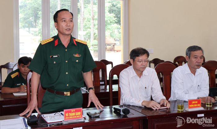 Đại tá Võ Thành Danh, Ủy viên Ban Thường vụ Thành ủy, Chỉ huy trưởng Bộ Chỉ huy Quân sự thành phố trao đổi thông tin tại buổi làm việc. Ảnh: Nguyệt Hà