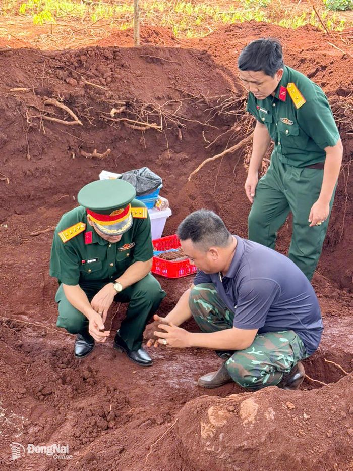 Thủ trưởng Quân khu 7 và Bộ Chỉ huy Quân sự thành phố Đồng Nai kiểm tra khu vực nghi có hài cốt liệt sĩ tại xã Minh Đức. Ảnh: Nguyệt Hà