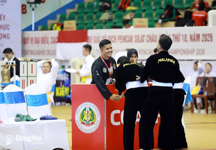 Sau phần thi, các vận động viên đến chào và gửi lời cảm ơn ban huấn luyện đội bạn, thể hiện tinh thần thượng võ và sự tôn trọng lẫn nhau. Ảnh: Thủy Tiên