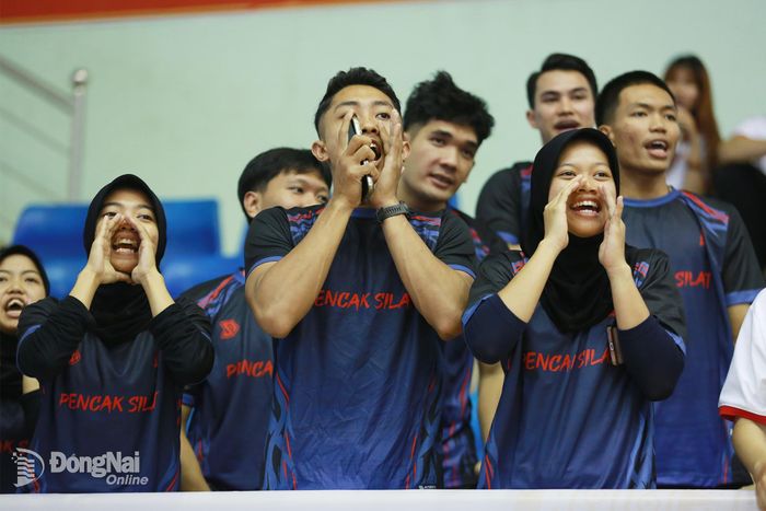 Không khí trên khán đài thêm sôi động với sự cổ vũ nhiệt tình của các đoàn vận động viên và khán giả. Ảnh: Thủy Tiên