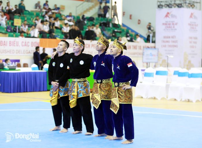 Những giây phút hồi hộp khi chờ đợi công bố kết quả trận đấu. Ảnh: Thủy Tiên