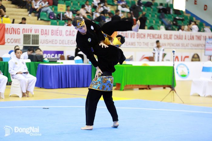 Vận động viên thực hiện động tác kỹ thuật đẹp mắt ở nội dung biểu diễn. Ảnh: Thủy Tiên