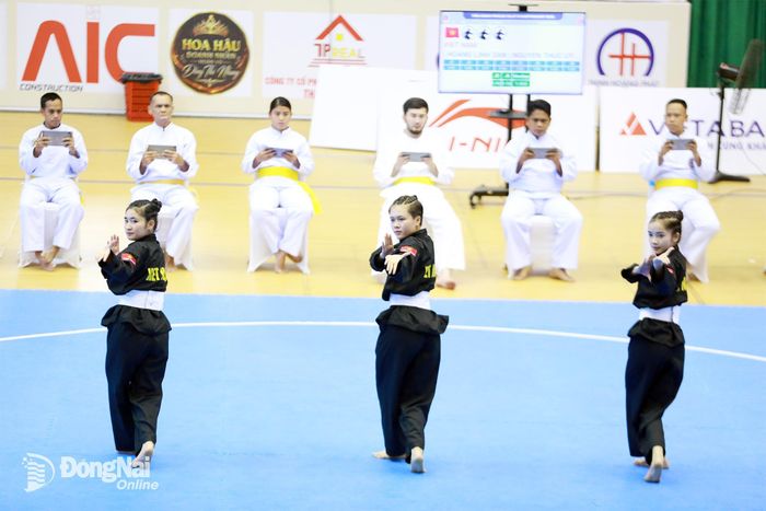 Đội tuyển nữ Việt Nam mang đến phần thi biểu diễn với kỹ thuật đồng đều, đẹp mắt. Ảnh: Thủy Tiên