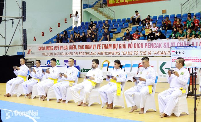Đội ngũ trọng tài tập trung theo dõi, đánh giá và chấm điểm các bài thi biểu diễn theo đúng điều lệ và quy định của giải. Ảnh: Thủy Tiên