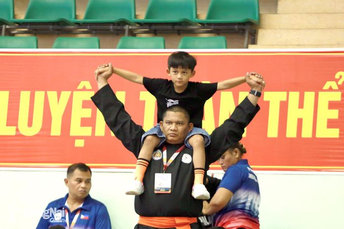 Khoảnh khắc đáng yêu của khán giả nhí trên khán đài, chăm chú theo dõi các trận đấu. Ảnh: Thủy Tiên