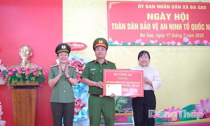 Đại tá Võ Thị Hoài Ngọc trao quà của Bộ Công an cho đại diện địa phương.