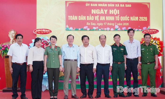 Các đại biểu chụp ảnh lưu niệm.