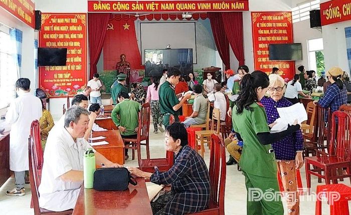 Đông đảo người dân xã Tân Hộ Cơ tham gia chương trình.