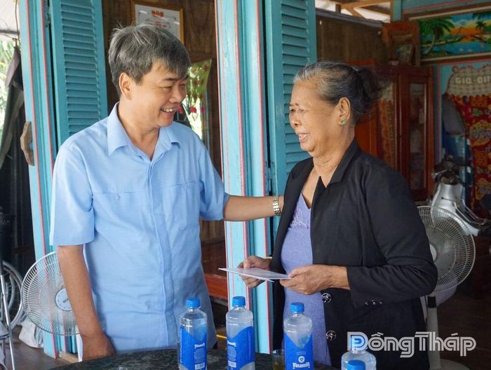 Đồng chí Phạm Văn Chuẩn thăm hỏi, động viên và trao quà cho bà Lê Thị Mum.