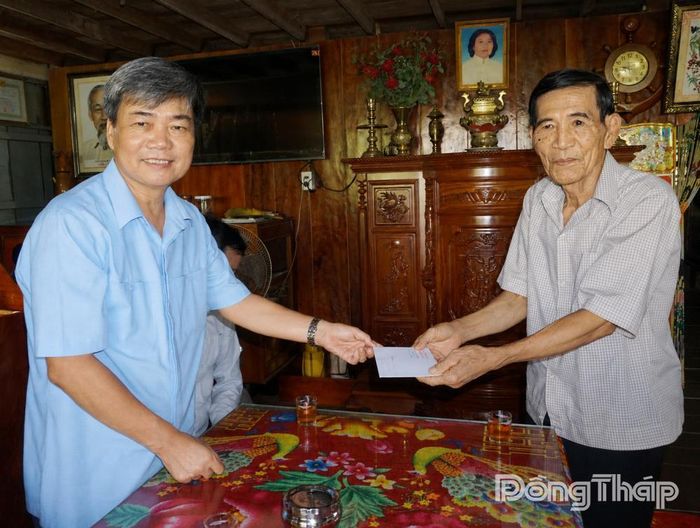 Đồng chí Phạm Văn Chuẩn trao quà, thăm hỏi ông Trần Quang Vân.