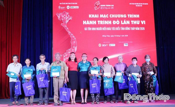 Ban Tổ chức trao quà cho người hiến máu tiêu biểu có hoàn cảnh khó khăn.