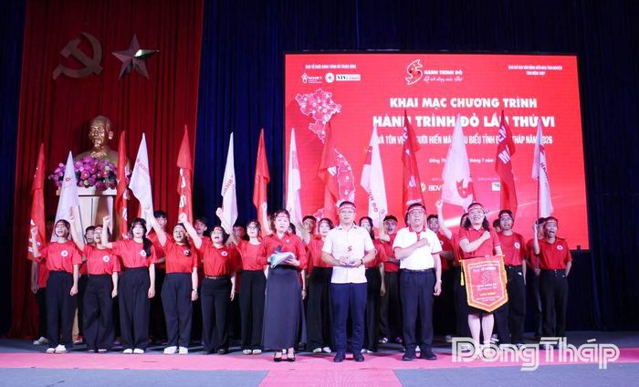 Các đại biểu và tình nguyện viên vận động hiến máu tỉnh Đồng Tháp cùng hô vang khẩu hiệu truyền thống của “Hành trình Đỏ”.