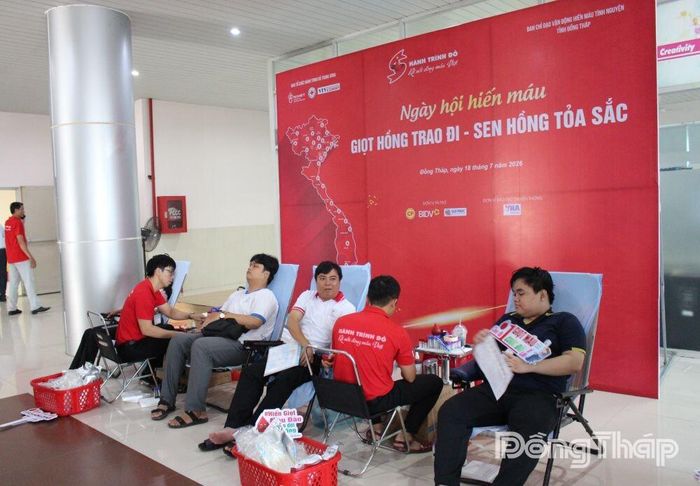 Cán bộ, công chức, viên chức, Lực lượng vũ trang, đoàn viên, thanh niên, sinh viên và người dân tham gia hiến máu tình nguyện.