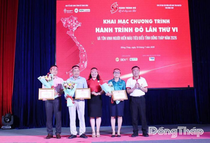 Chủ tịch Hội Chữ thập đỏ tỉnh Đồng Tháp Đặng Thị Thu Uyên tri ân các đơn vị đồng hành, tài trợ cho chương trình.