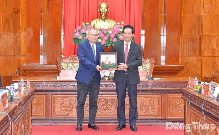 Đồng chí Nguyễn Thành Diệu tặng quà lưu niệm cho các thành viên Đoàn công tác của Đại sứ quán Cộng hòa Kazakhstan tại Việt Nam.