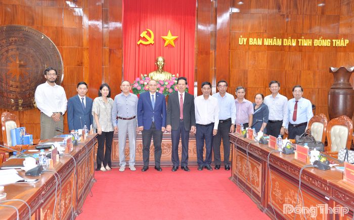 Các đại biểu chụp ảnh lưu niệm.